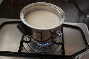 молоко поставить на плиту