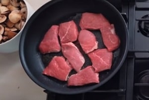мясо положить на сковороду